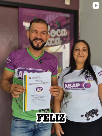 Associada da ABAP recebendo certificado de registro de marca de açaí