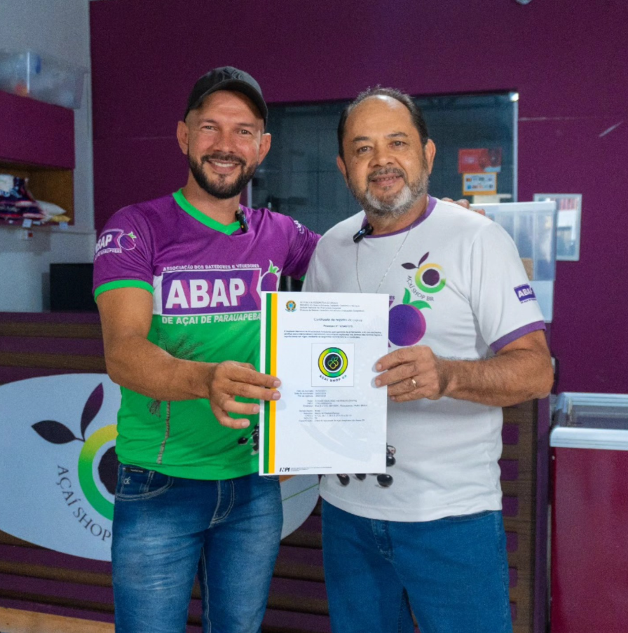Werbet Santana entregando certificado de registro de marca a associado da ABAP